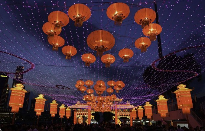 西班牙夺冠烟花引争议  蓝白色与国旗不符