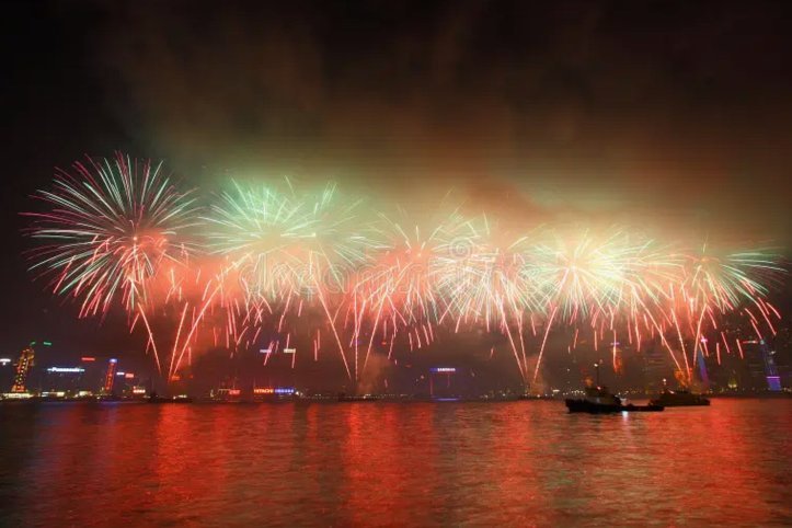 西班牙夺冠烟花是蓝白色，有球迷对此不满：与国旗配色不符