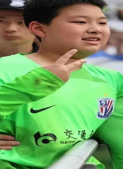 同样的事情，去年申花小球迷被骂成这样都不拘留